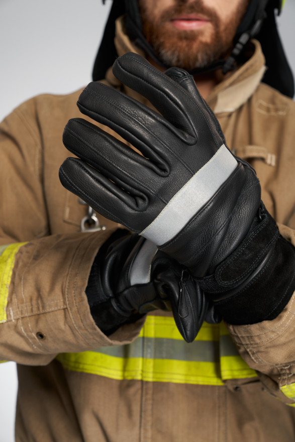 /storage/img/single_ria-unrecognizable-bearded-firefighter-wearing-leather-protective-gloves.jpg